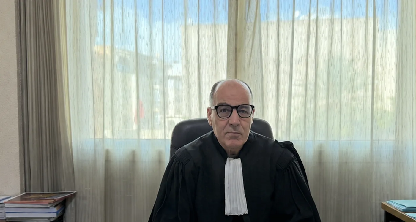 Maître Jaouad Ben Malek dans son bureau à Fès, en robe d’avocat